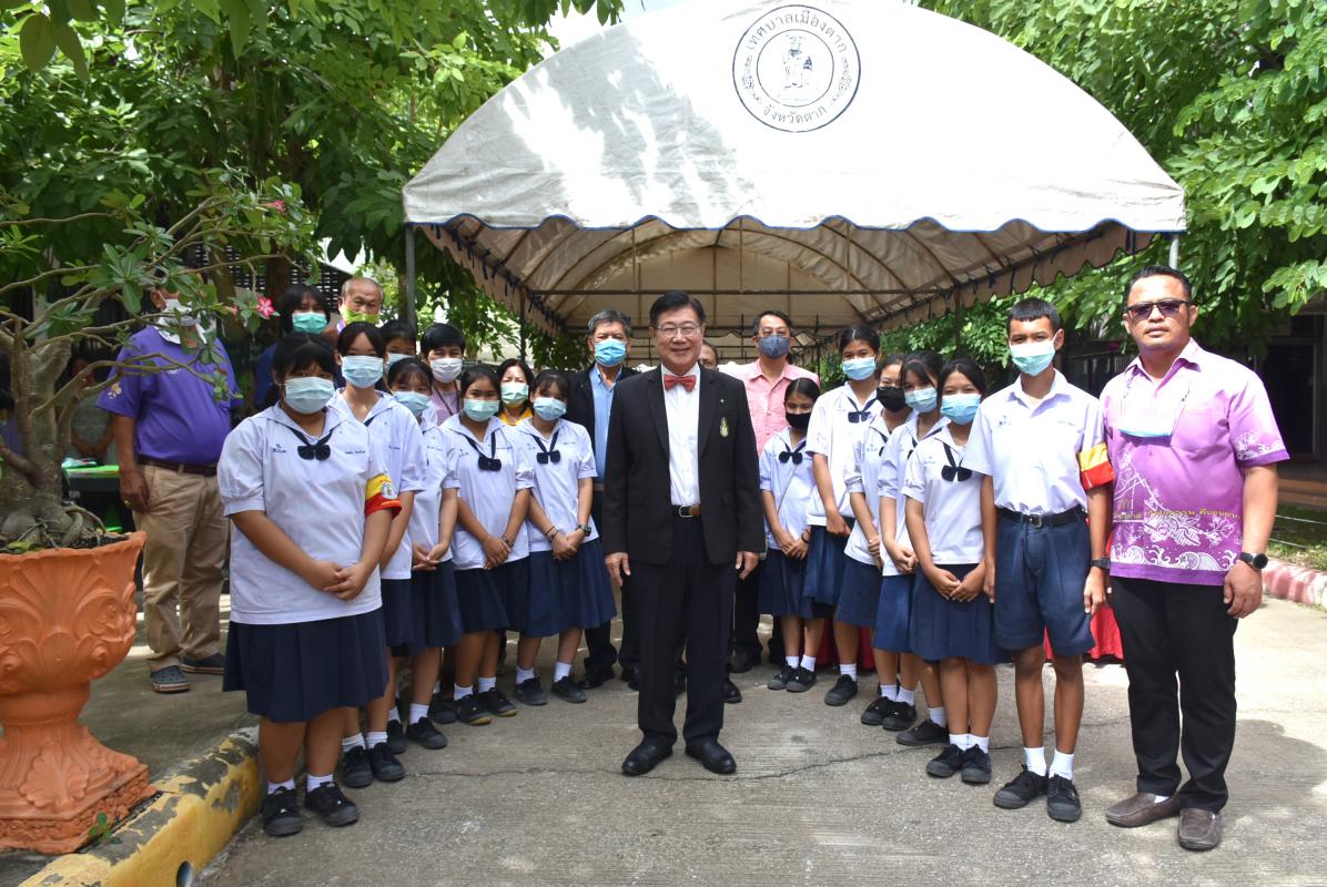 พิธีมอบสื่อการเรียนการสอน ประจำปีงบประมาณ พ.ศ. 2563 ให้แก่สำนักงานเทศบาลเมืองตาก
