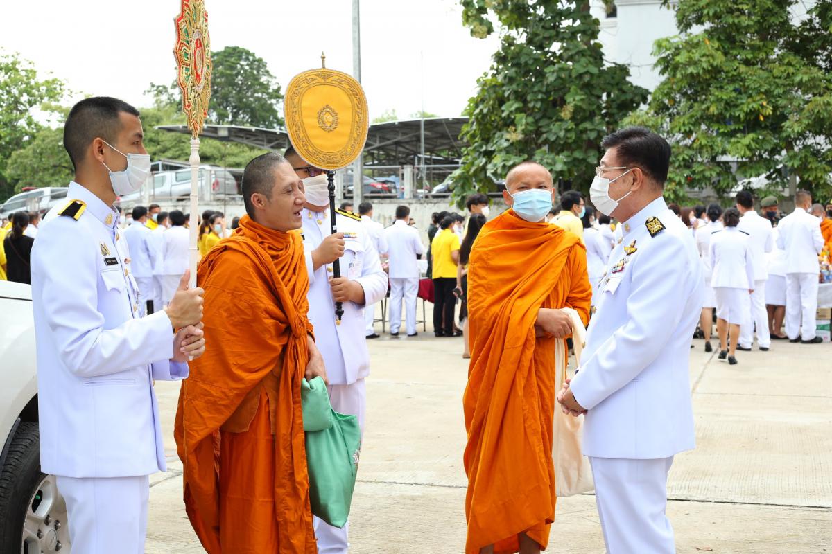 พิธีทำบุญตักบาตรพระสงฆ์ จำนวน 89 รูป ถวายเป็นพระราชกุศล เนื่องในวันคล้ายวันสวรรคต พระบาทสมเด็จพระบรมชนกาธิเบศร มหาภูมิพลอดุลยเดชมหาราช บรมนาถบพิตร 