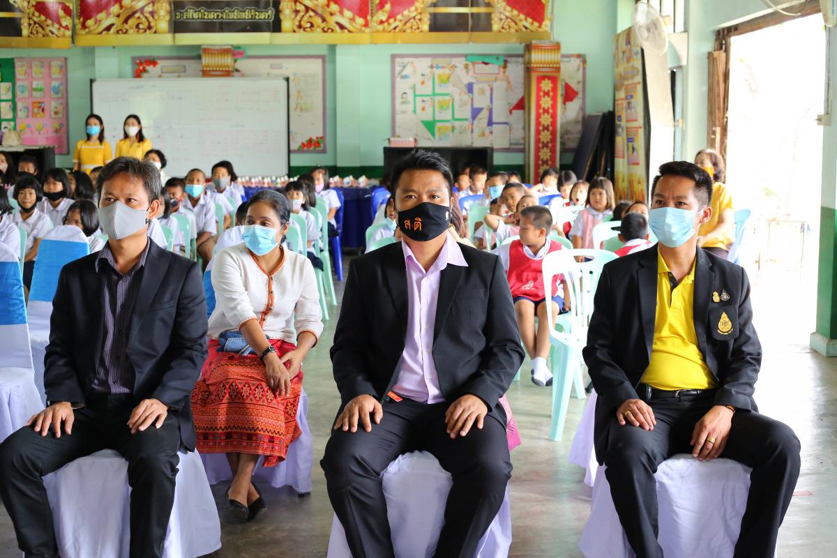 พิธีมอบสื่อการเรียนการสอน ประจำปีงบประมาณ พ.ศ. 2563 ณ โรงเรียนบ้านลานสาง
