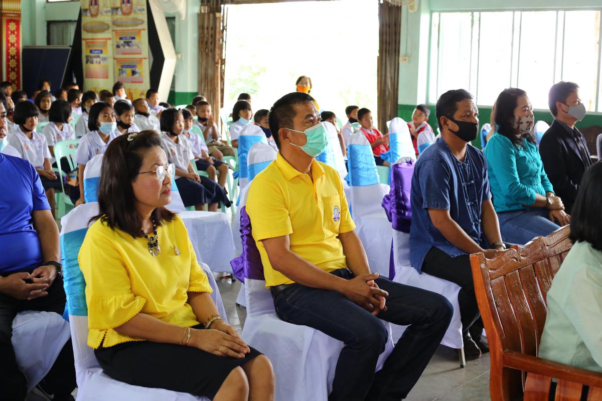พิธีมอบสื่อการเรียนการสอน ประจำปีงบประมาณ พ.ศ. 2563 ณ โรงเรียนบ้านลานสาง