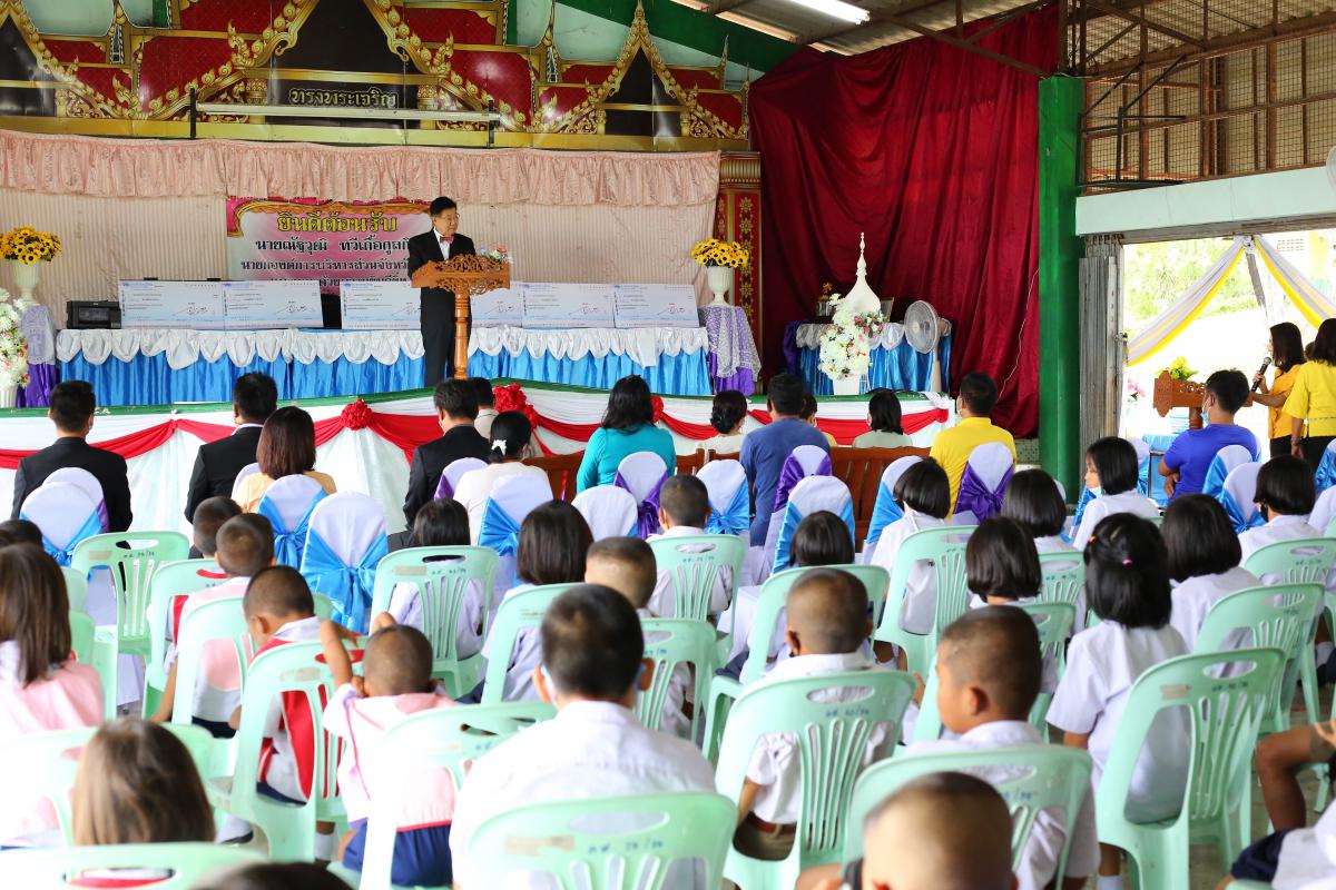 พิธีมอบสื่อการเรียนการสอน ประจำปีงบประมาณ พ.ศ. 2563 ณ โรงเรียนบ้านลานสาง
