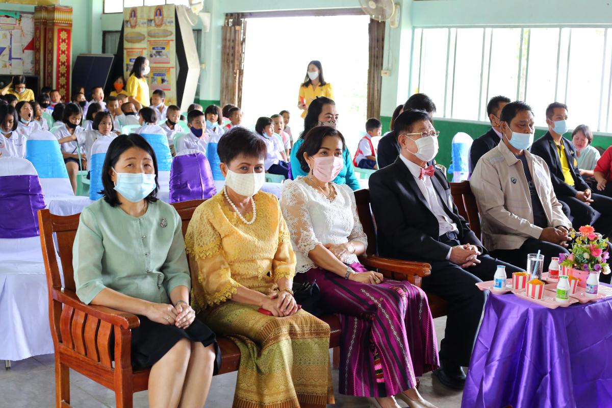 พิธีมอบสื่อการเรียนการสอน ประจำปีงบประมาณ พ.ศ. 2563 ณ โรงเรียนบ้านลานสาง