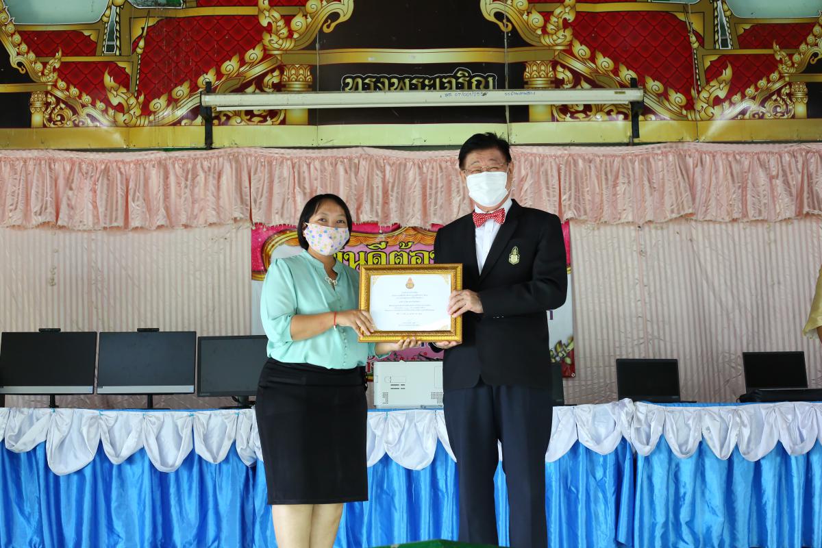 พิธีมอบสื่อการเรียนการสอน ประจำปีงบประมาณ พ.ศ. 2563 ณ โรงเรียนบ้านลานสาง