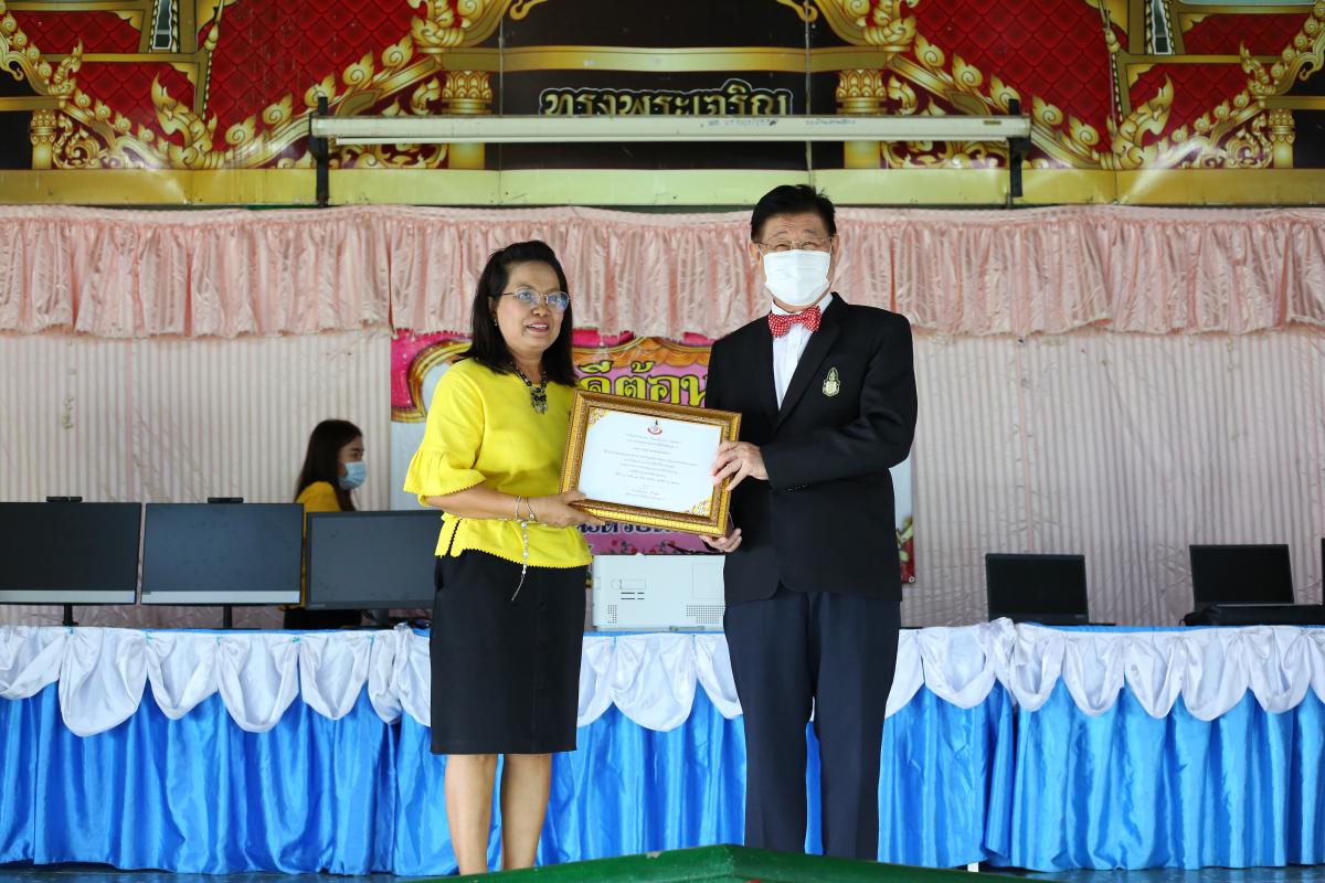 พิธีมอบสื่อการเรียนการสอน ประจำปีงบประมาณ พ.ศ. 2563 ณ โรงเรียนบ้านลานสาง