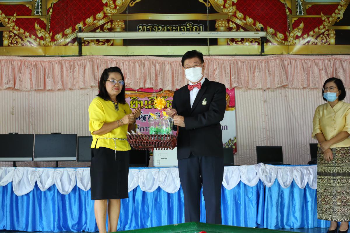 พิธีมอบสื่อการเรียนการสอน ประจำปีงบประมาณ พ.ศ. 2563 ณ โรงเรียนบ้านลานสาง