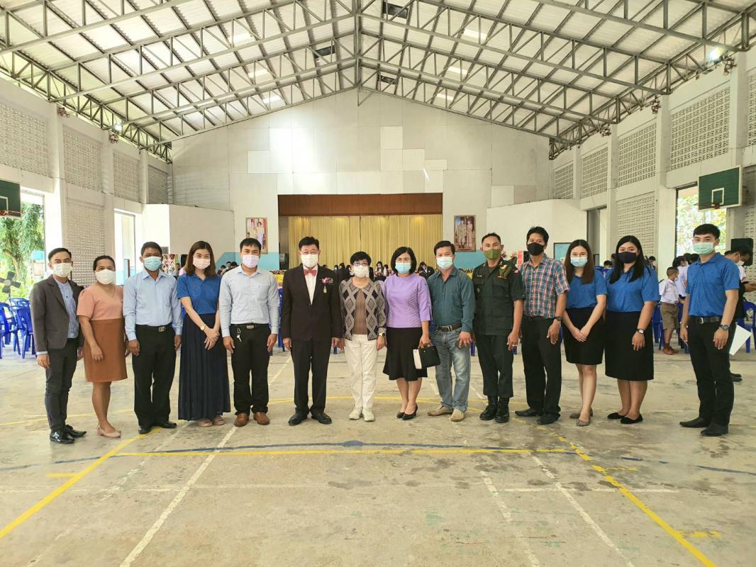 พิธีมอบสื่อการเรียนการสอน ประจำปีงบประมาณ พ.ศ. 2563 ให้แก่กลุ่มโรงเรียนอำเภอพบพระ และสำนักงานเทศบาลตำบลพบพระที่มีสถานศึกษาในสังกัด จำนวน 25 หน่วยงาน