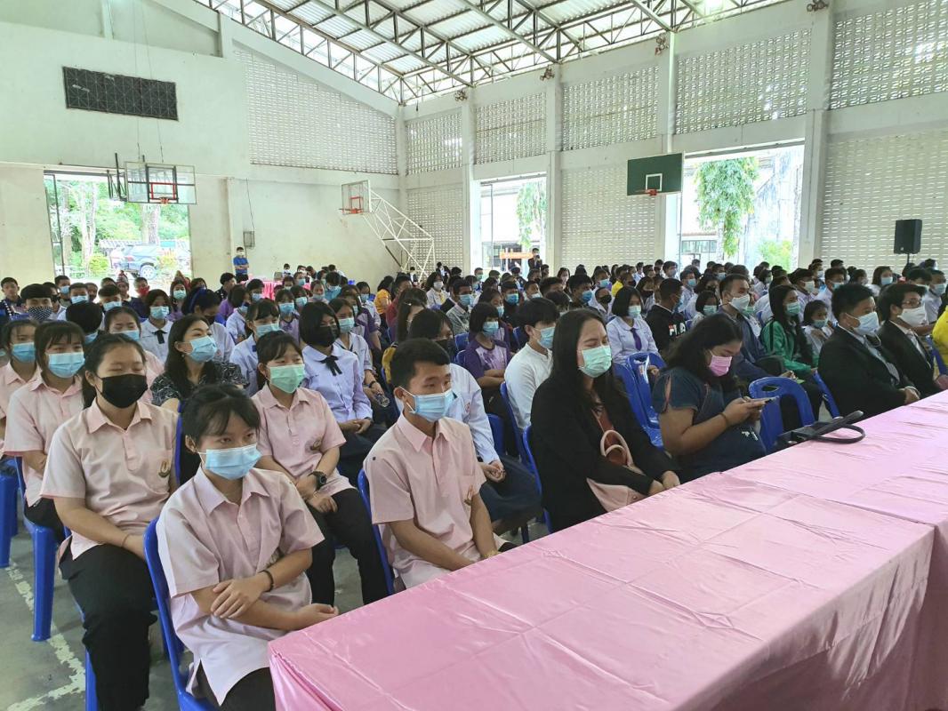 พิธีมอบสื่อการเรียนการสอน ประจำปีงบประมาณ พ.ศ. 2563 ให้แก่กลุ่มโรงเรียนอำเภอพบพระ และสำนักงานเทศบาลตำบลพบพระที่มีสถานศึกษาในสังกัด จำนวน 25 หน่วยงาน