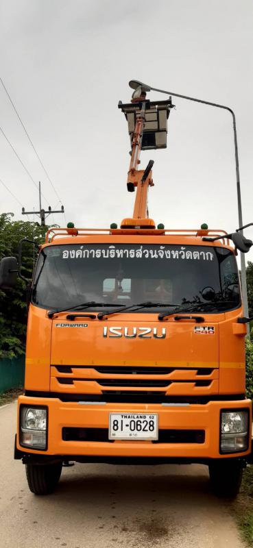 สำนักการช่าง องค์การบริหารส่วนจังหวัดตาก ลงพื้นที่ปฏิบัติงานสำรวจและซ่อมแซมระบบไฟฟ้าแสงสว่าง