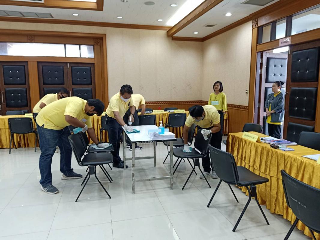 ดำเนินการทำความสะอาด บริเวณพื้นที่โดยรอบห้องประชุมองค์การบริหารส่วนจังหวัดตาก เพื่อป้องกันการแพร่ระบาดของโรคติดเชื้อไวรัสโคโรนา 2019 ในระหว่างวันรับสมัครเลือกตั้ง