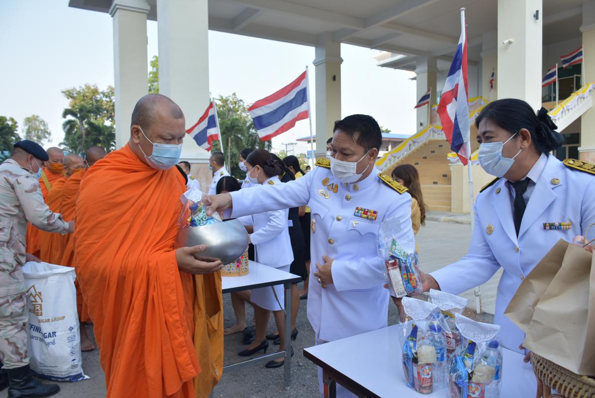พิธีทำบุญตักบาตรถวายพระราชกุศล เนื่องในวันคล้ายวันพระบรมราชสมภพ พระบาทสมเด็จพระบรมชนกาธิเบศร มหาภูมิพลอดุลยเดชมหาราช บรมนาถบพิตร วันชาติ และวันพ่อแห่งชาติ 5 ธันวาคม 2563