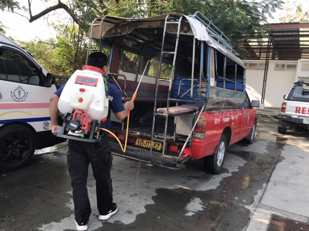 ดำเนินการล้างทำความสะอาด เพื่อลดการสะสมของเชื้อโรค ณ บริเวณสถานีขนส่งผู้โดยสารจังหวัดตาก และเครื่องออกกำลังกายกลางแจ้ง สนามกีฬา อบจ.ตาก