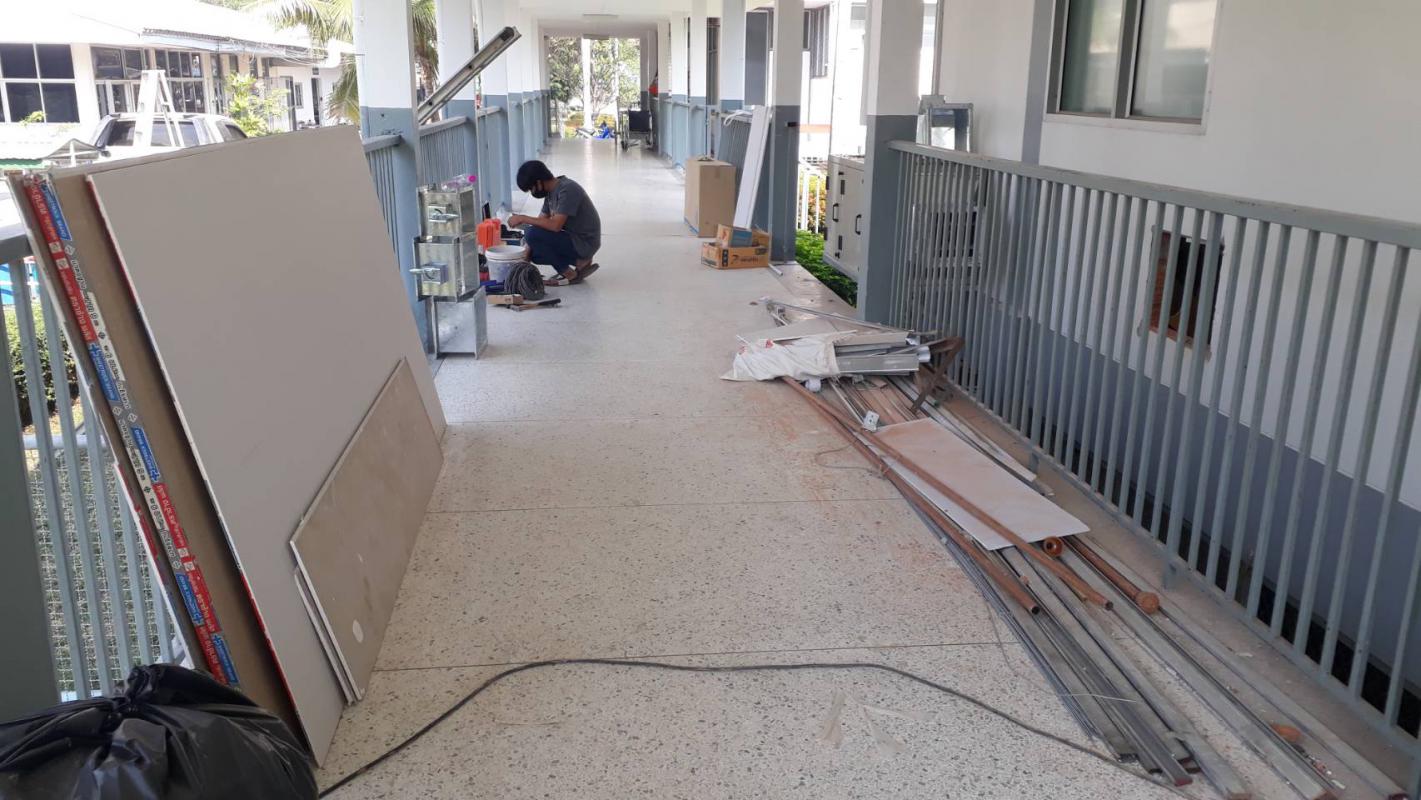 ตรวจหน้างานพร้อมให้คำแนะนำ โครงการปรับปรุงห้องแยกโรคและห้องพิเศษ หอผู้ป่วยชาย โรงพยาบาลบ้านตาก อำเภอบ้านตาก จังหวัดตาก