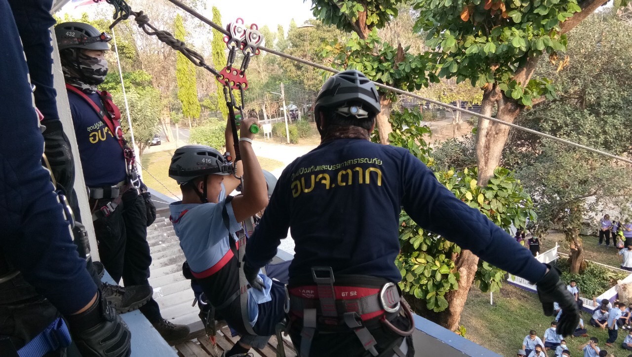 ดำเนินการปฏิบัติหน้าที่วิทยากร พร้อมทั้งสอนวิธีปฏิบัติสำหรับการรับมือสถานการณ์ภัยพิบัติ