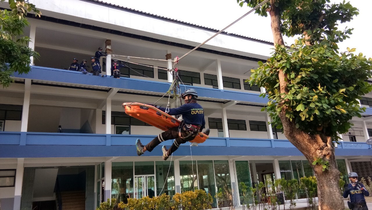 ดำเนินการปฏิบัติหน้าที่วิทยากร พร้อมทั้งสอนวิธีปฏิบัติสำหรับการรับมือสถานการณ์ภัยพิบัติ