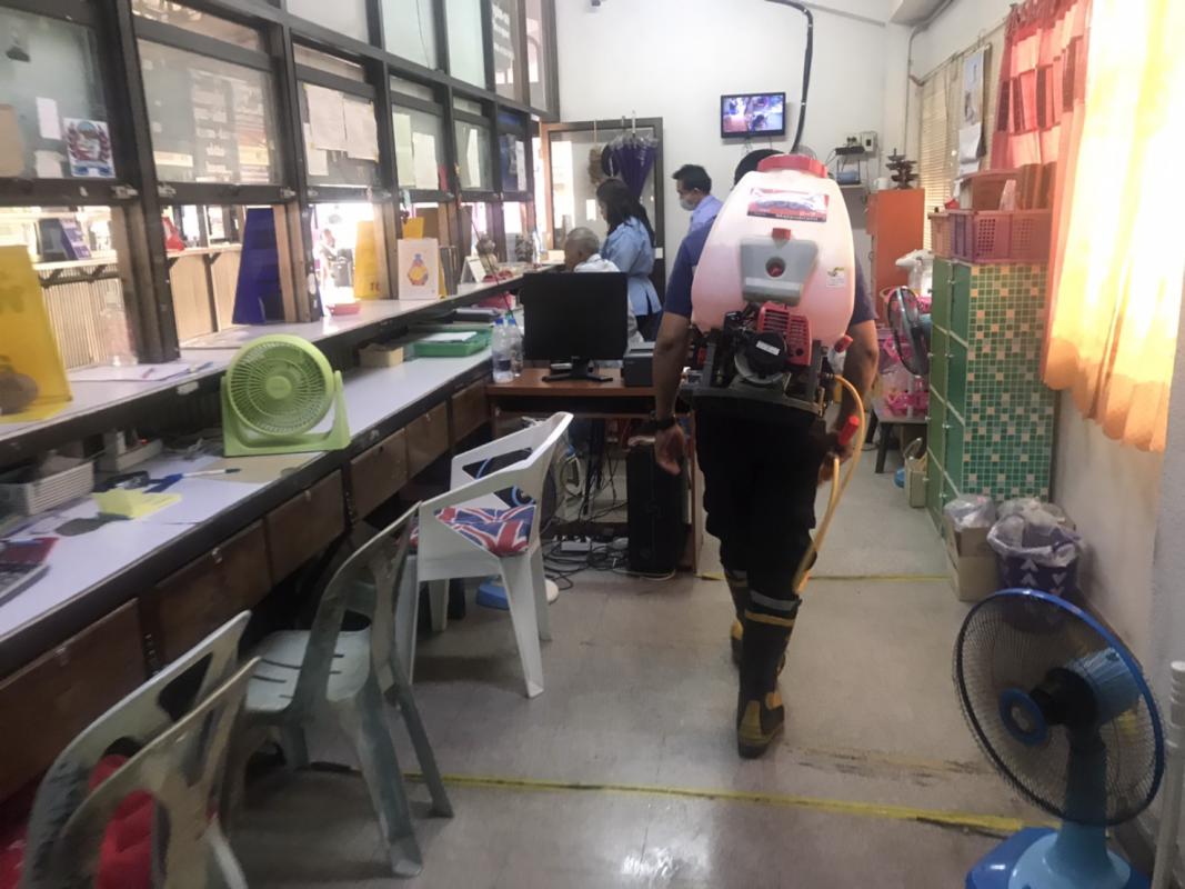 ดำเนินการทำความสะอาด ฉีดพ่นน้ำยาและเช็ด ถู บริเวณสถานีขนส่งผู้โดยสารจังหวัดตาก