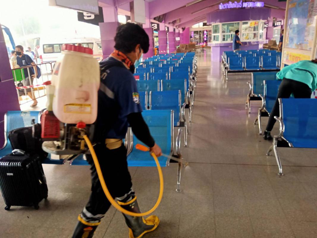 ดำเนินการทำความสะอาด ฉีดพ่นน้ำยาและเช็ด ถู บริเวณสถานีขนส่งผู้โดยสารจังหวัดตาก