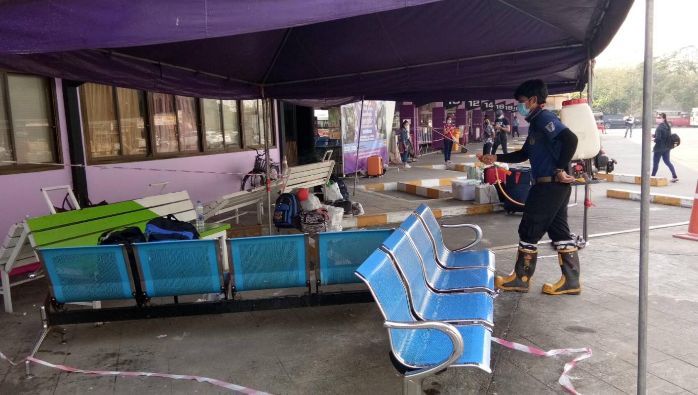 ดำเนินการทำความสะอาด ฉีดพ่นน้ำยาและเช็ด ถู บริเวณสถานีขนส่งผู้โดยสารจังหวัดตาก