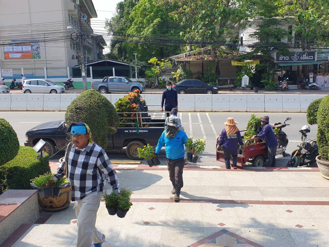 ดำเนินการจัดประดับ และตกแต่งต้นไม้ ดอกไม้ เพื่อเตรียมความพร้อมสำหรับการจัดงาน "วันคล้ายวันพระราชสมภพ - สรงน้ำ สมเด็จพระเจ้าตากสินมหาราช