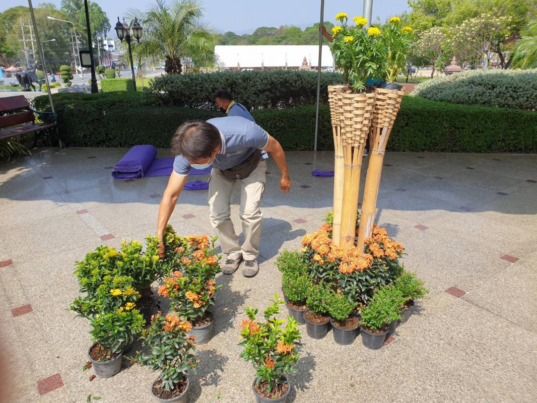 ดำเนินการจัดประดับ และตกแต่งต้นไม้ ดอกไม้ เพื่อเตรียมความพร้อมสำหรับการจัดงาน "วันคล้ายวันพระราชสมภพ - สรงน้ำ สมเด็จพระเจ้าตากสินมหาราช