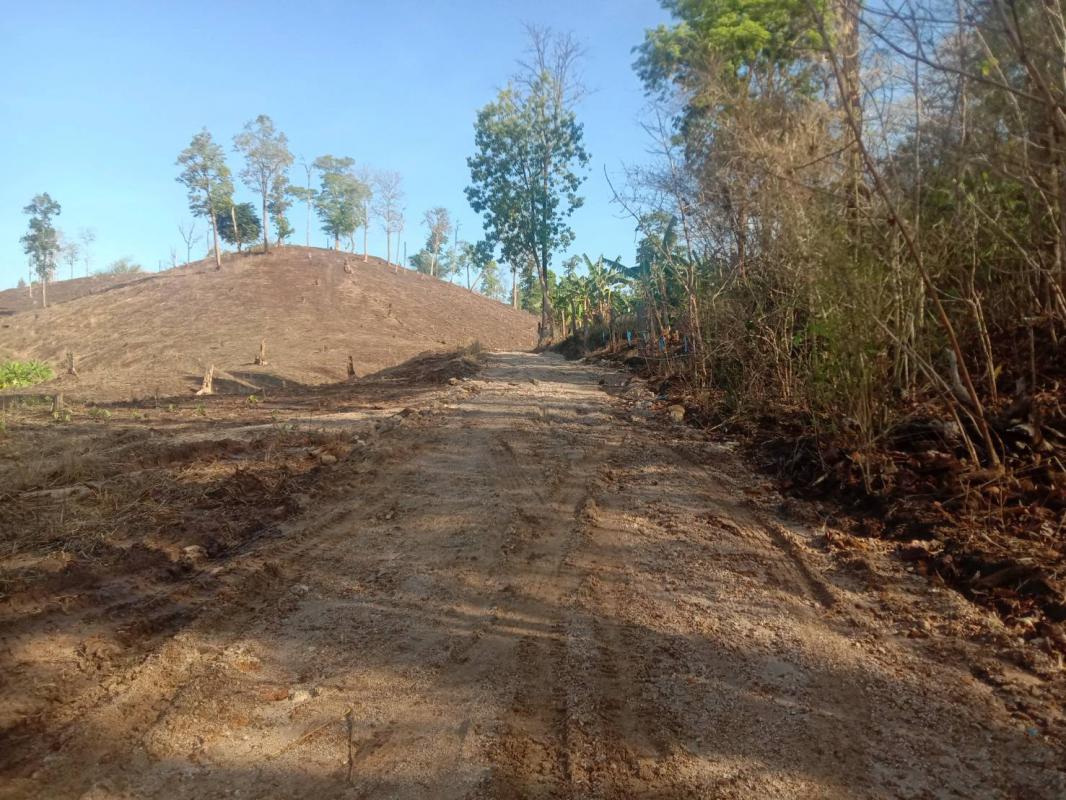 ลงพื้นที่ปฏิบัติงาน ตามโครงการปรับปรุงซ่อมแซมถนนลูกรัง