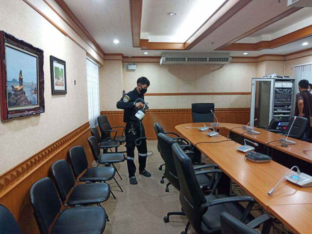 ดำเนินการทำความสะอาด ฉีดพ่นน้ำยาแอลกอฮอล์ ณ บริเวณห้องประชุมวอร์รูม ชั้น 2 องค์การบริหารส่วนจังหวัดตาก
