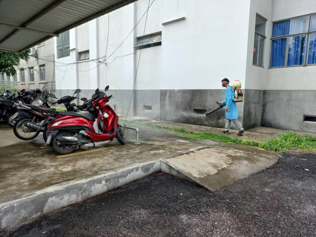 อบจ.ตาก ปฏิบัติภารกิจ ฉีดพ่นน้ำยาฆ่าเชื้อโรคศาลากลางจังหวัดตาก