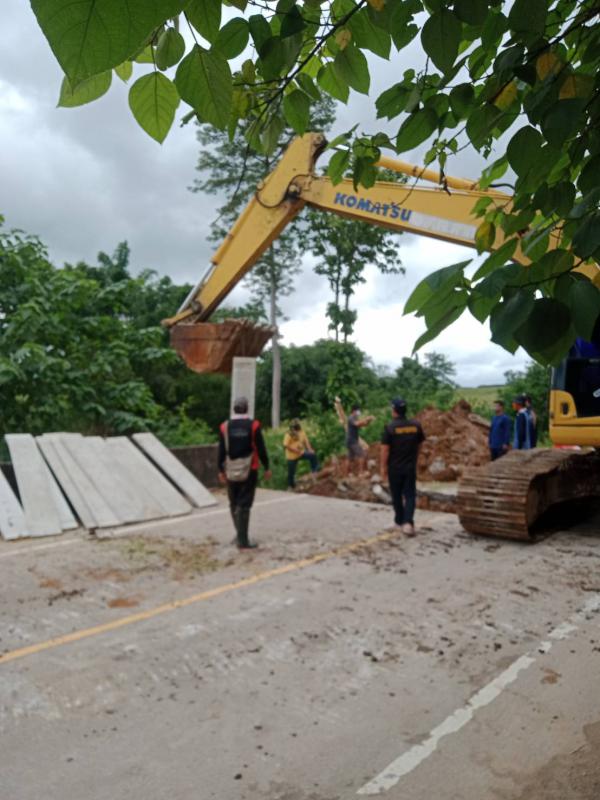 อบจ.ตาก ลงพื้นที่ดำเนินการซ่อมแซมคอสะพานสายบ้านแม่กุหลวง-ผารู อำเภอแม่สอด 