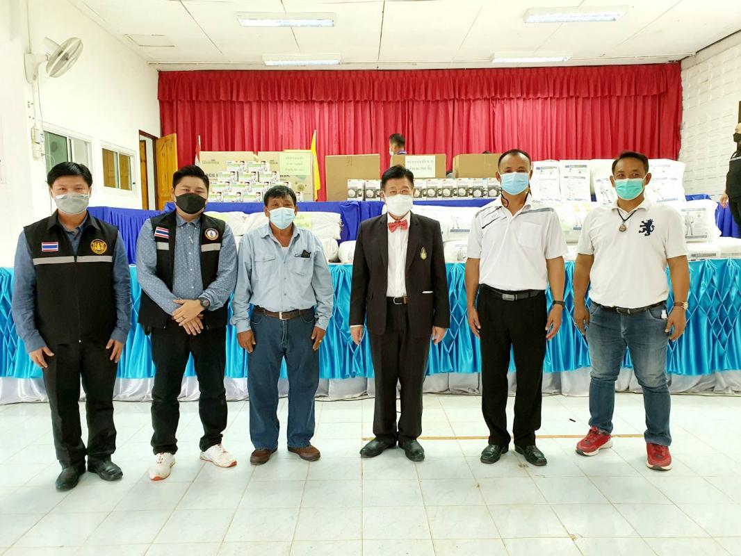 นายก อบจ.ตาก นำทีมลงพื้นที่ส่งมอบวัสดุอุปกรณ์ทางการแพทย์ ณ อำเภอท่าสองยาง จังหวัดตาก