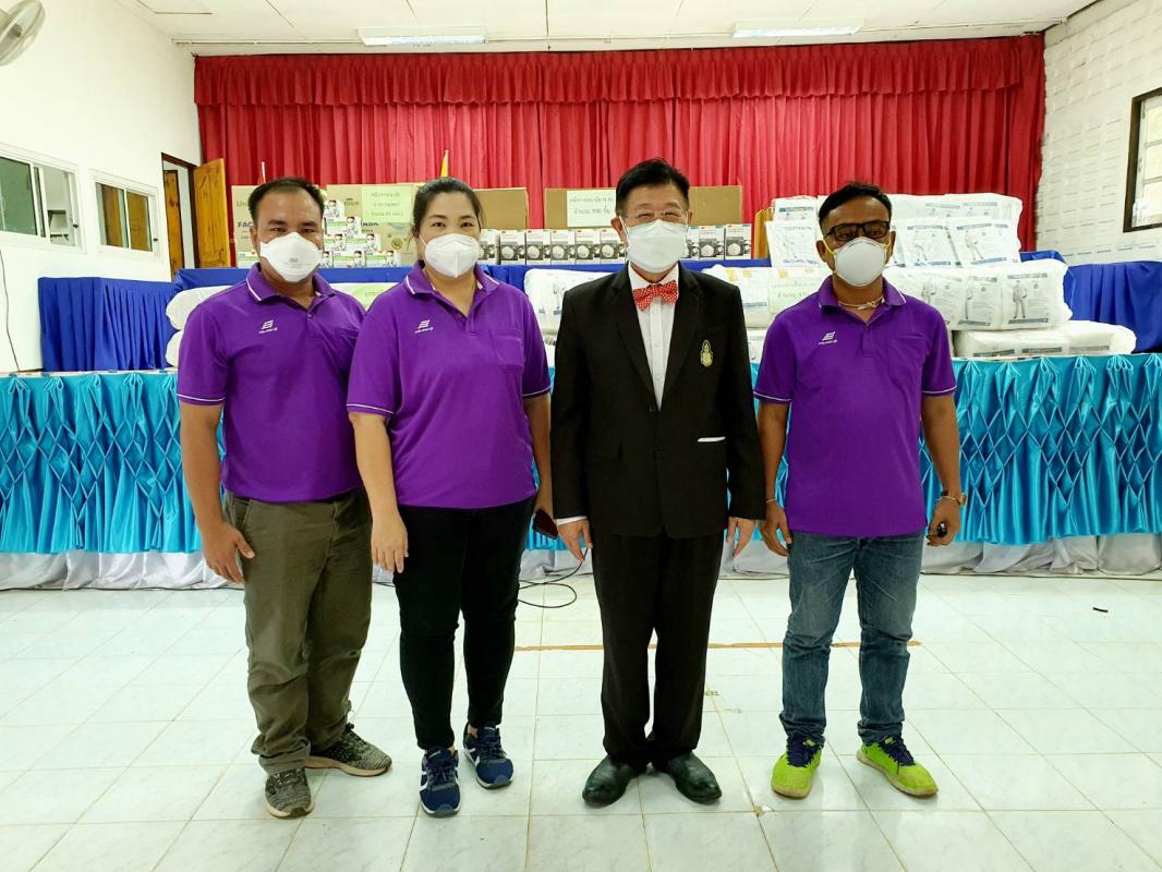 นายก อบจ.ตาก นำทีมลงพื้นที่ส่งมอบวัสดุอุปกรณ์ทางการแพทย์ ณ อำเภอท่าสองยาง จังหวัดตาก