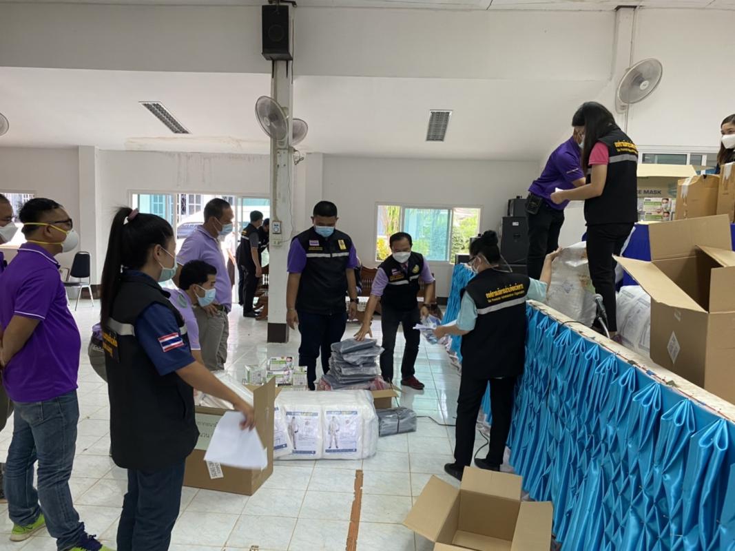 นายก อบจ.ตาก นำทีมลงพื้นที่ส่งมอบวัสดุอุปกรณ์ทางการแพทย์ ณ อำเภอท่าสองยาง จังหวัดตาก