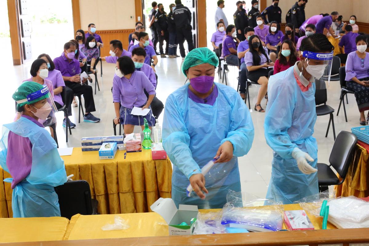 นายก อบจ.ตาก จัดโครงการตรวจคัดกรองด้วยชุดตรวจ Antigen Test Kit (ATK) ของบุคลากรองค์การบริหารส่วนจังหวัดตาก