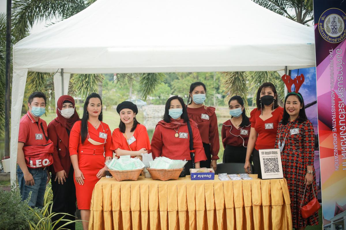 ภาพบรรยากาศพิธีเปิดโครงการกิจกรรมส่งเสริมการท่องเที่ยวจังหวัดตาก ประจำปีงบประมาณ พ.ศ. 2565 Tak Tourism Festival 2022 “ เที่ยวตากแสนสุขใจ ชมสวน ฟังเสียง เพลินแสง รับลมหนาว 9 อำเภอ ”