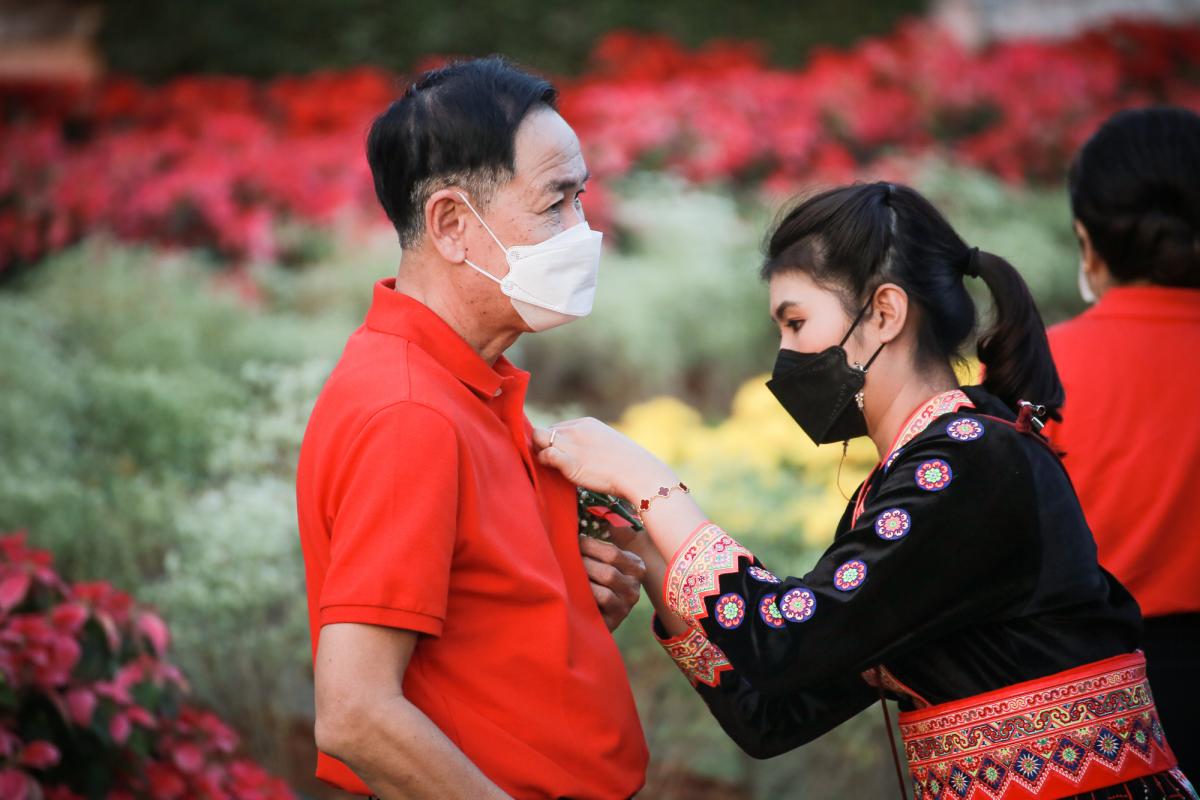 ภาพบรรยากาศพิธีเปิดโครงการกิจกรรมส่งเสริมการท่องเที่ยวจังหวัดตาก ประจำปีงบประมาณ พ.ศ. 2565 Tak Tourism Festival 2022 “ เที่ยวตากแสนสุขใจ ชมสวน ฟังเสียง เพลินแสง รับลมหนาว 9 อำเภอ ”