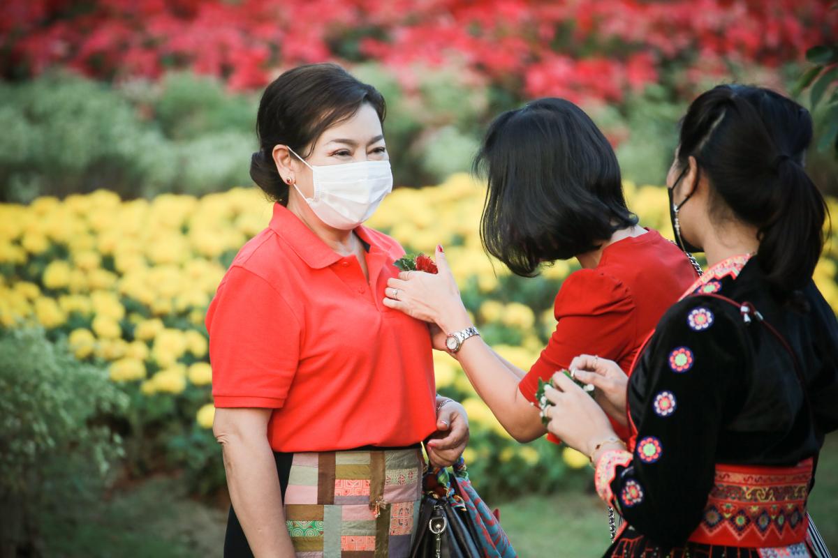 ภาพบรรยากาศพิธีเปิดโครงการกิจกรรมส่งเสริมการท่องเที่ยวจังหวัดตาก ประจำปีงบประมาณ พ.ศ. 2565 Tak Tourism Festival 2022 “ เที่ยวตากแสนสุขใจ ชมสวน ฟังเสียง เพลินแสง รับลมหนาว 9 อำเภอ ”