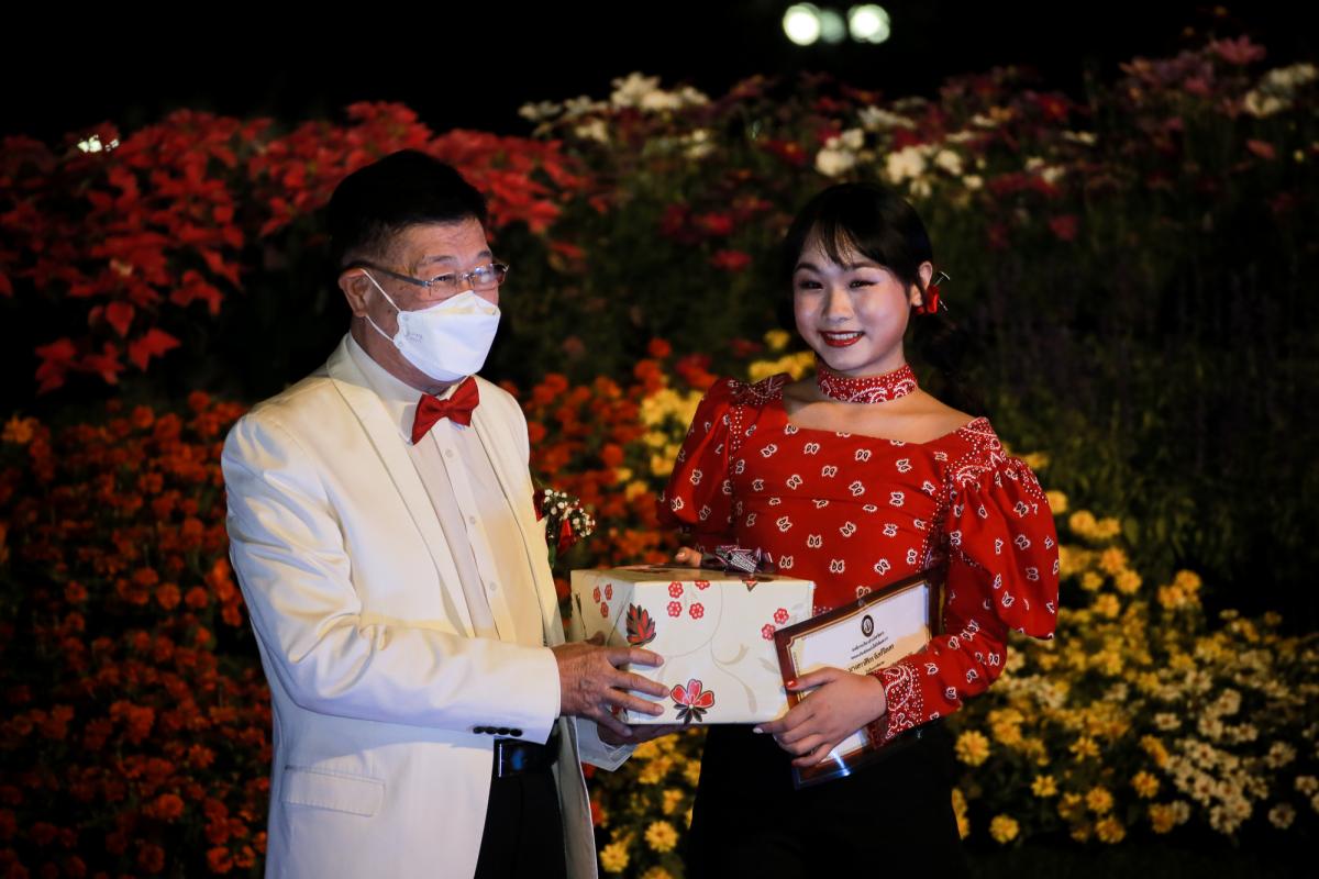 ภาพบรรยากาศพิธีเปิดโครงการกิจกรรมส่งเสริมการท่องเที่ยวจังหวัดตาก ประจำปีงบประมาณ พ.ศ. 2565 Tak Tourism Festival 2022 “ เที่ยวตากแสนสุขใจ ชมสวน ฟังเสียง เพลินแสง รับลมหนาว 9 อำเภอ ”