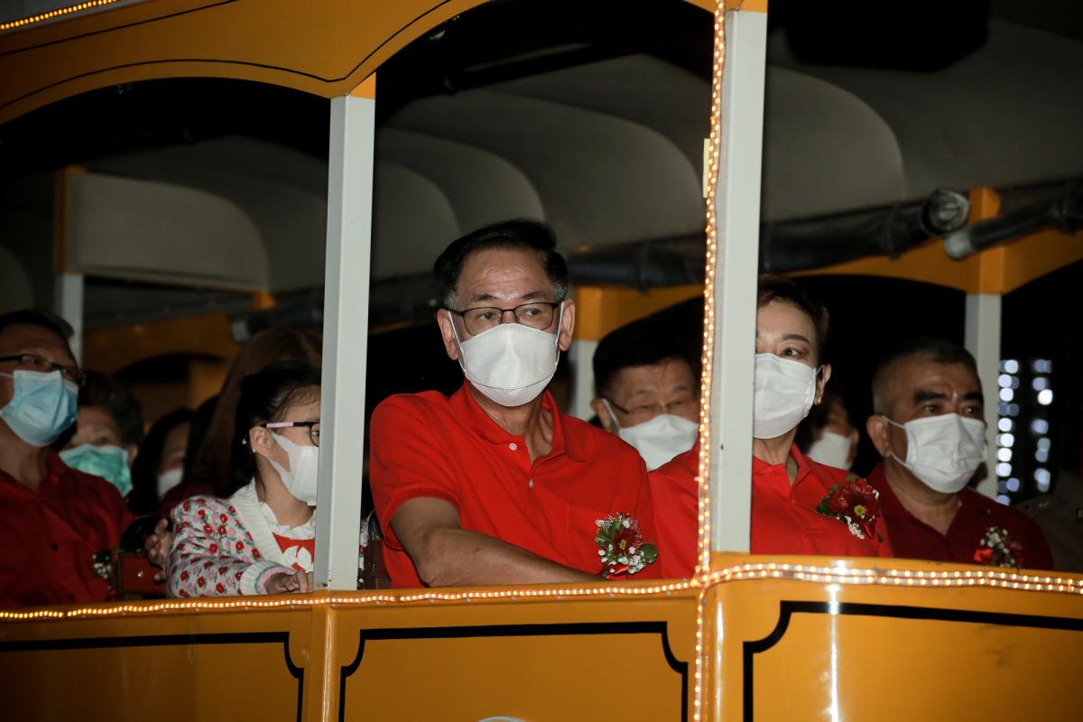 ภาพบรรยากาศพิธีเปิดโครงการกิจกรรมส่งเสริมการท่องเที่ยวจังหวัดตาก ประจำปีงบประมาณ พ.ศ. 2565 Tak Tourism Festival 2022 “ เที่ยวตากแสนสุขใจ ชมสวน ฟังเสียง เพลินแสง รับลมหนาว 9 อำเภอ ”