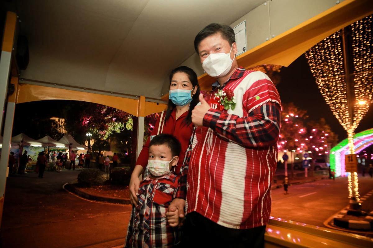 ภาพบรรยากาศพิธีเปิดโครงการกิจกรรมส่งเสริมการท่องเที่ยวจังหวัดตาก ประจำปีงบประมาณ พ.ศ. 2565 Tak Tourism Festival 2022 “ เที่ยวตากแสนสุขใจ ชมสวน ฟังเสียง เพลินแสง รับลมหนาว 9 อำเภอ ”
