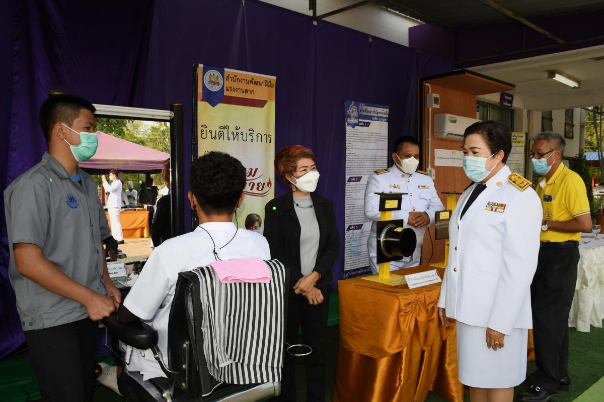 ปลัด อบจ.ตาก เข้าร่วมพิธีถวายเครื่องราชสักการะ พระบาทสมเด็จพระบรมชนกาธิเบศร มหาภูมิพลอดุลยเดชมหาราช บรมนาถบพิตร 