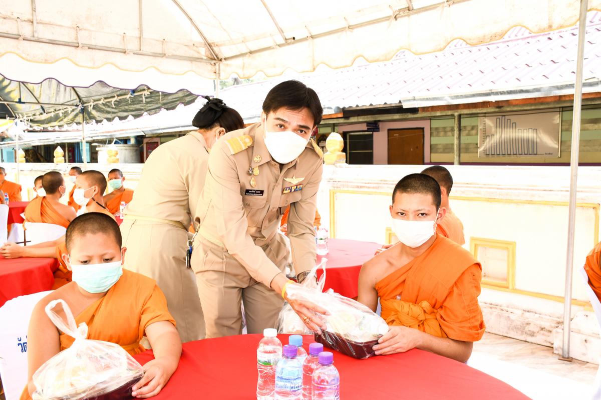 พระบาทสมเด็จพระเจ้าอยู่หัว ทรงโปรดเกล้าโปรดกระหม่อมให้ถวายภัตตาหารเพล และสิ่งของพระราชทานแด่ พระภิกษุสามเณรในการสอบบาลีสนามหลวง ครั้งที่ 1