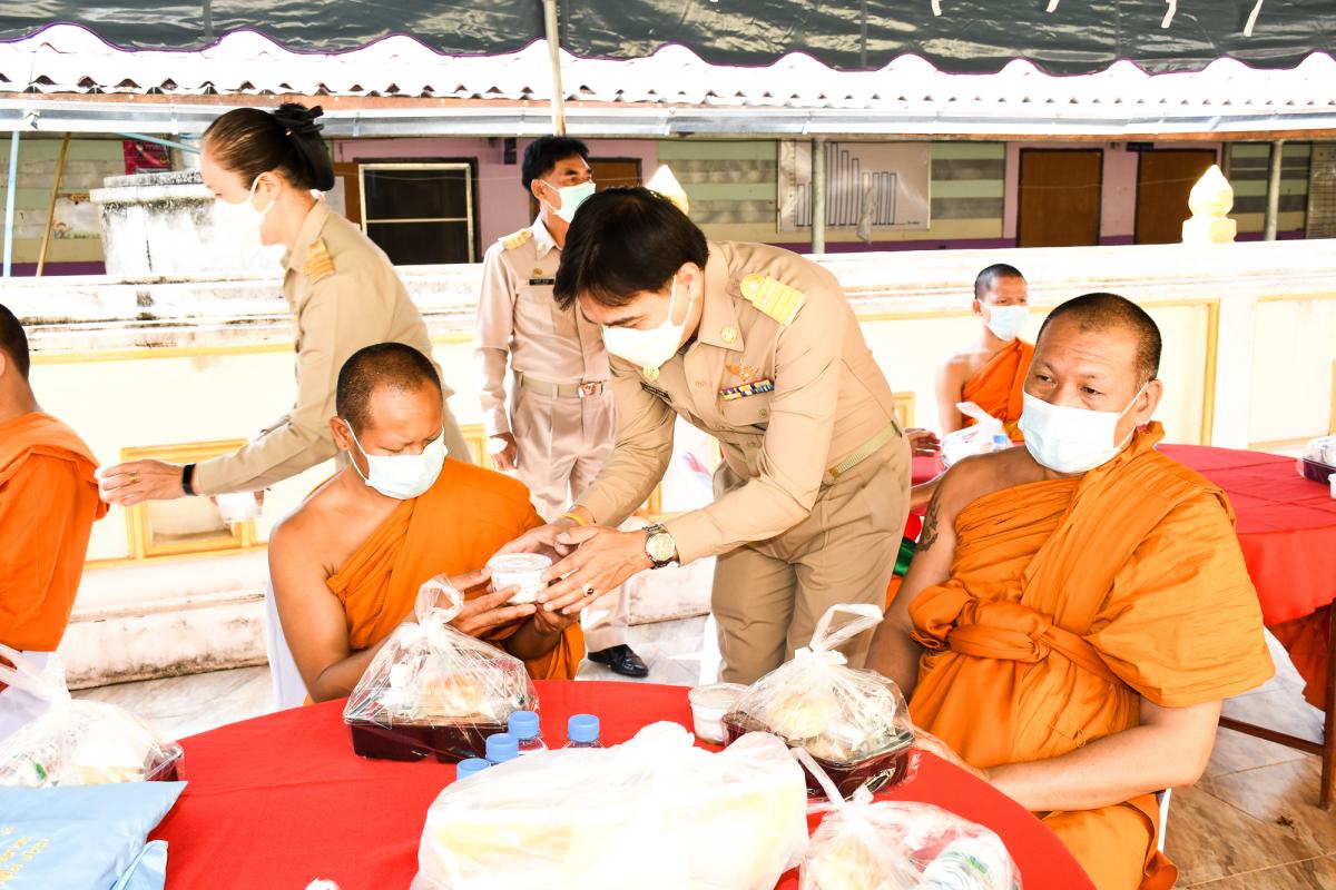 พระบาทสมเด็จพระเจ้าอยู่หัว ทรงโปรดเกล้าโปรดกระหม่อมให้ถวายภัตตาหารเพล และสิ่งของพระราชทานแด่ พระภิกษุสามเณรในการสอบบาลีสนามหลวง ครั้งที่ 1