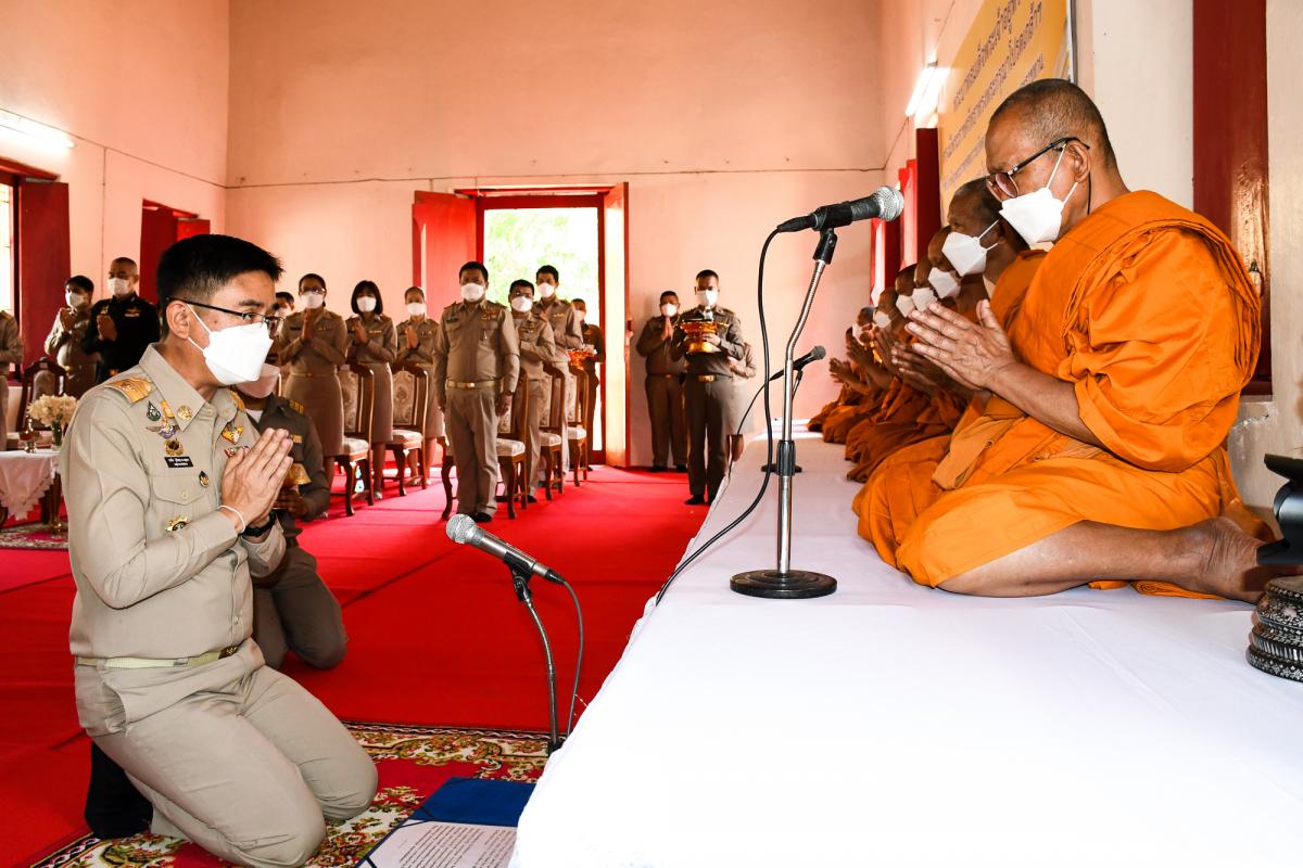 พระบาทสมเด็จพระเจ้าอยู่หัว ทรงโปรดเกล้าโปรดกระหม่อมให้ถวายภัตตาหารเพล และสิ่งของพระราชทานแด่ พระภิกษุสามเณรในการสอบบาลีสนามหลวง ครั้งที่ 1