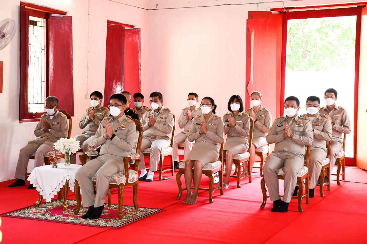 พระบาทสมเด็จพระเจ้าอยู่หัว ทรงโปรดเกล้าโปรดกระหม่อมให้ถวายภัตตาหารเพล และสิ่งของพระราชทานแด่ พระภิกษุสามเณรในการสอบบาลีสนามหลวง ครั้งที่ 1