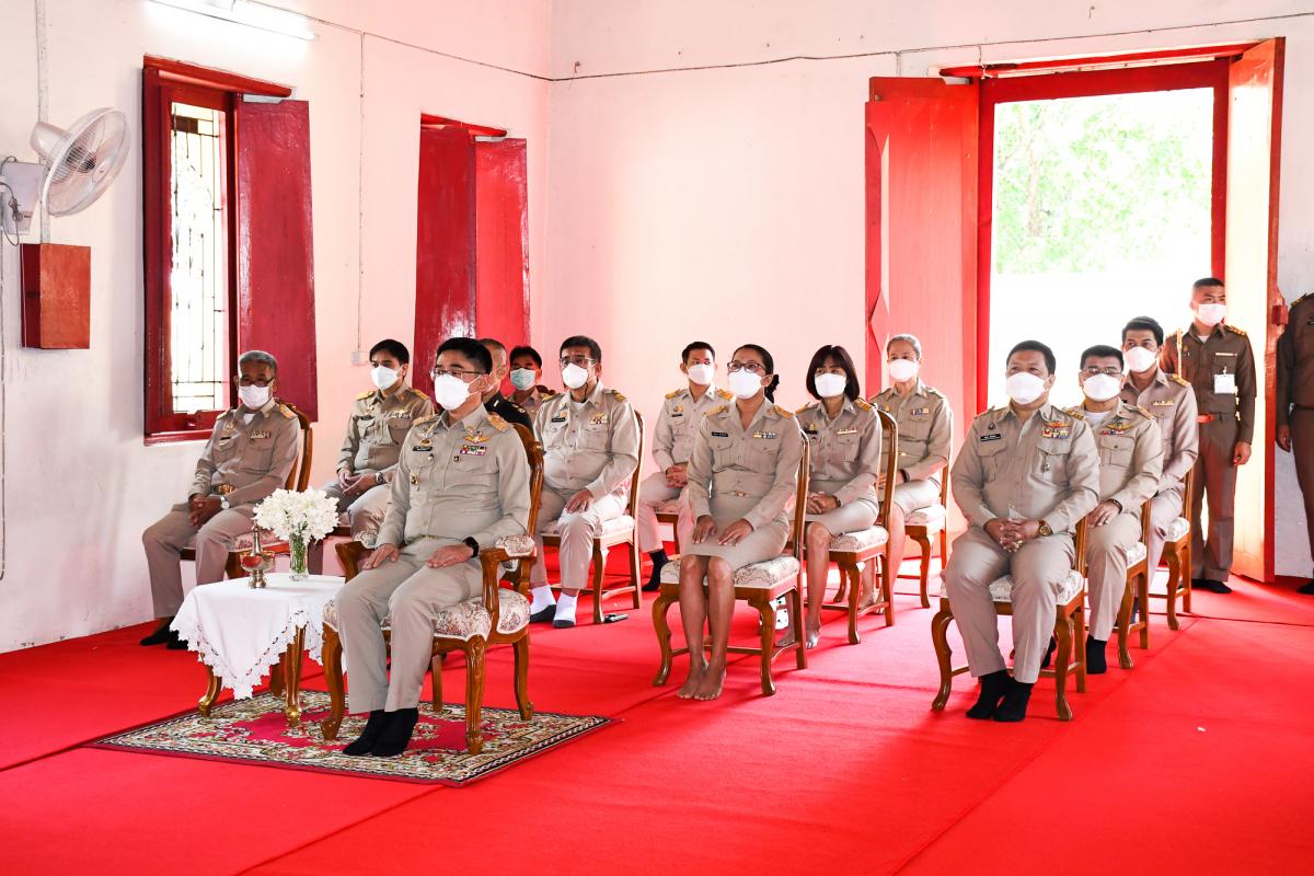 พระบาทสมเด็จพระเจ้าอยู่หัว ทรงโปรดเกล้าโปรดกระหม่อมให้ถวายภัตตาหารเพล และสิ่งของพระราชทานแด่ พระภิกษุสามเณรในการสอบบาลีสนามหลวง ครั้งที่ 1