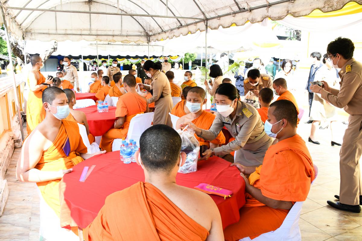 พระบาทสมเด็จพระเจ้าอยู่หัว ทรงโปรดเกล้าโปรดกระหม่อมให้ถวายภัตตาหารเพล และสิ่งของพระราชทานแด่ พระภิกษุสามเณรในการสอบบาลีสนามหลวง ครั้งที่ 1