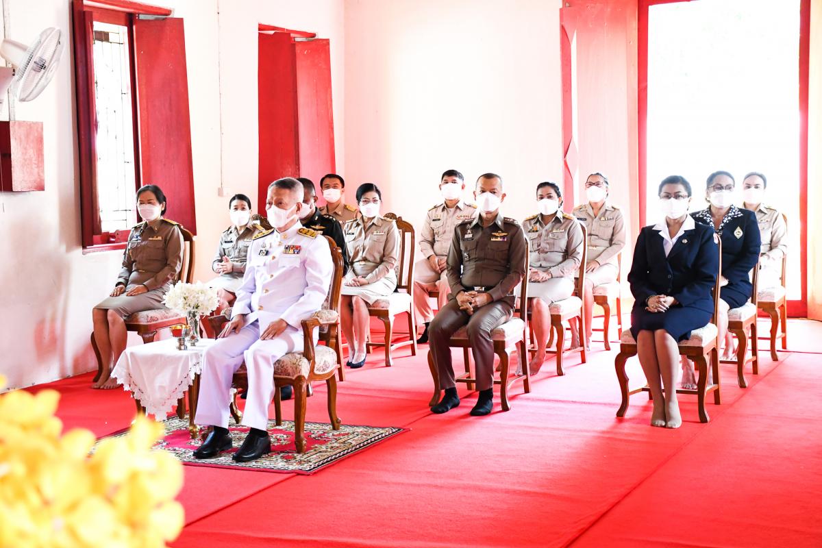 พระบาทสมเด็จพระเจ้าอยู่หัว ทรงโปรดเกล้าโปรดกระหม่อมให้ถวายภัตตาหารเพล และสิ่งของพระราชทานแด่ พระภิกษุสามเณรในการสอบบาลีสนามหลวง ครั้งที่ 1