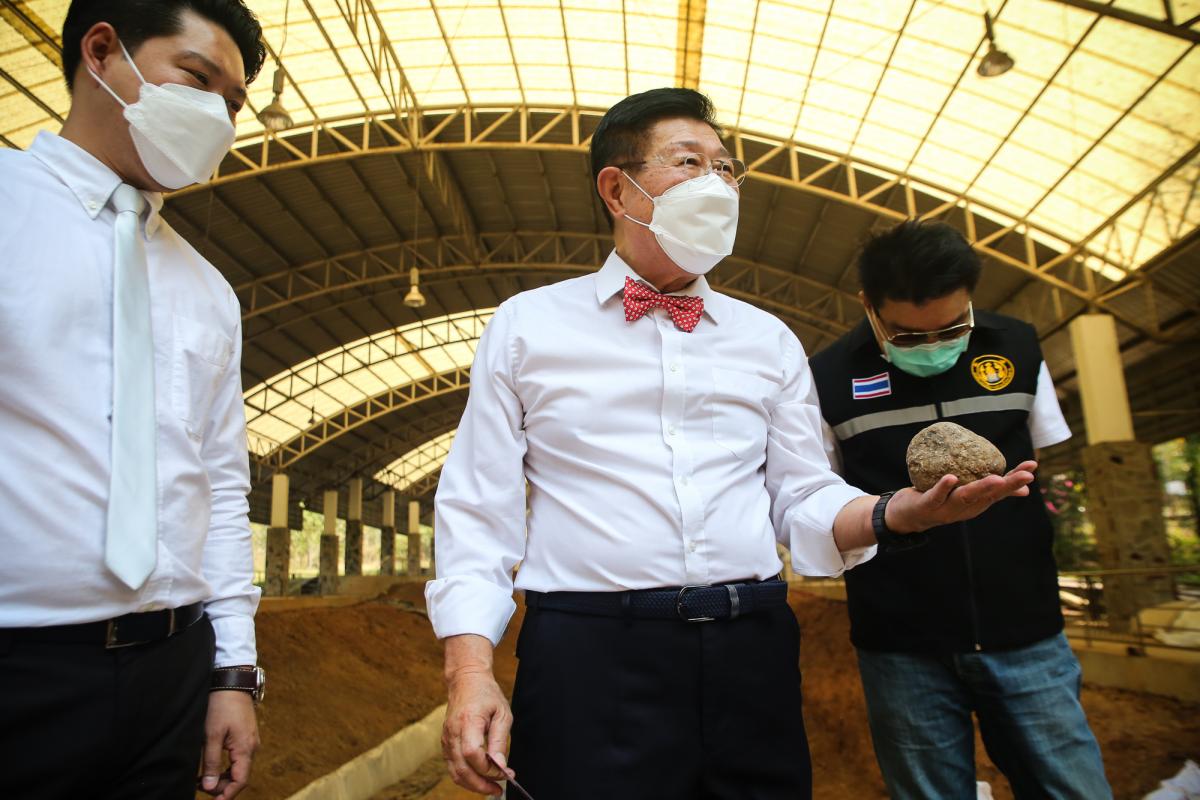 ได้มอบหมายให้ สำนักช่าง องค์การบริหารส่วนจังหวัดตาก นำเจ้าหน้าที่ ลงพื้นที่ร่วมดำเนินการ จัดเรียงหินกรวด ในบริเวณ ไม้กลายเป็นหิน ต้นที่ 1