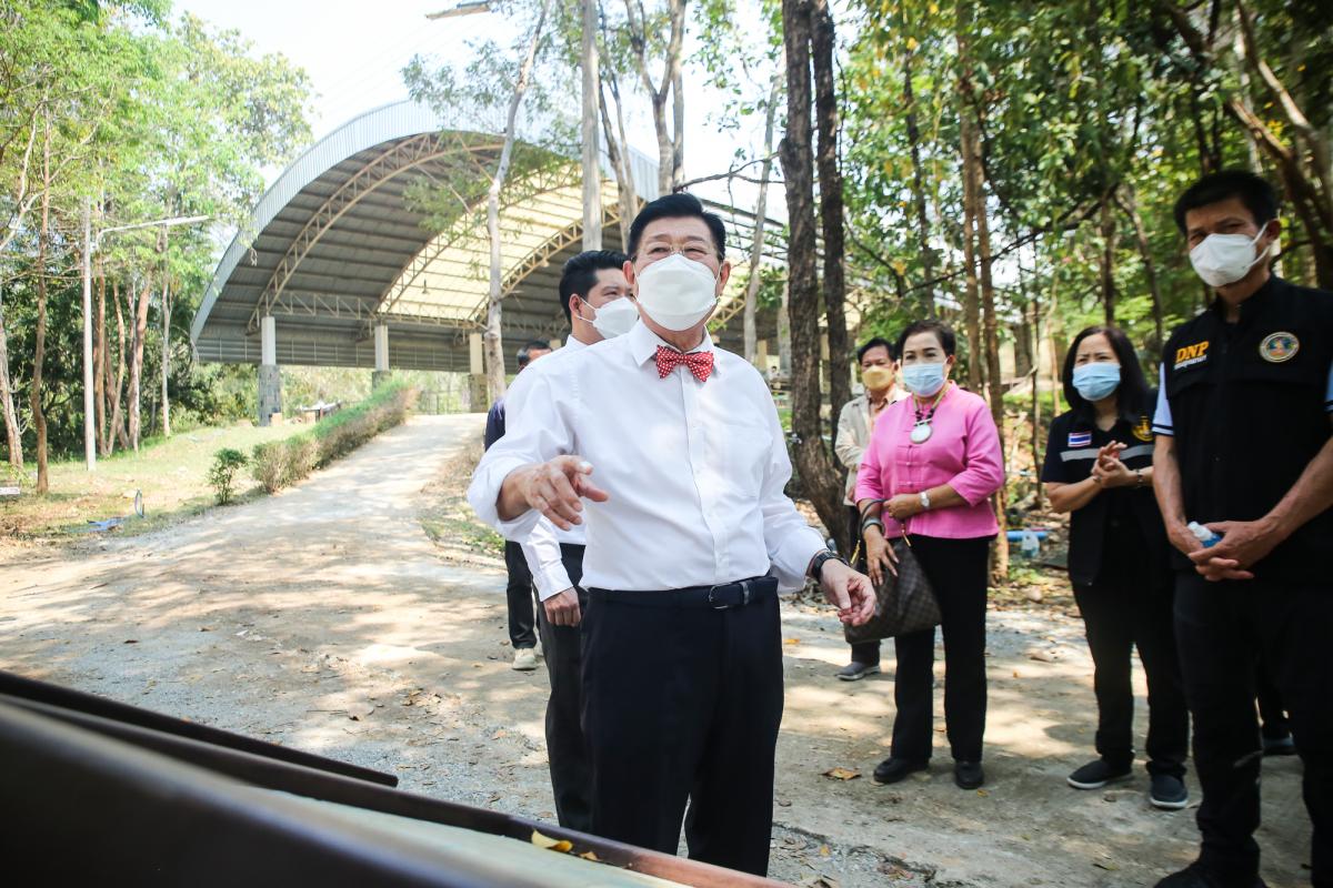 ได้มอบหมายให้ สำนักช่าง องค์การบริหารส่วนจังหวัดตาก นำเจ้าหน้าที่ ลงพื้นที่ร่วมดำเนินการ จัดเรียงหินกรวด ในบริเวณ ไม้กลายเป็นหิน ต้นที่ 1