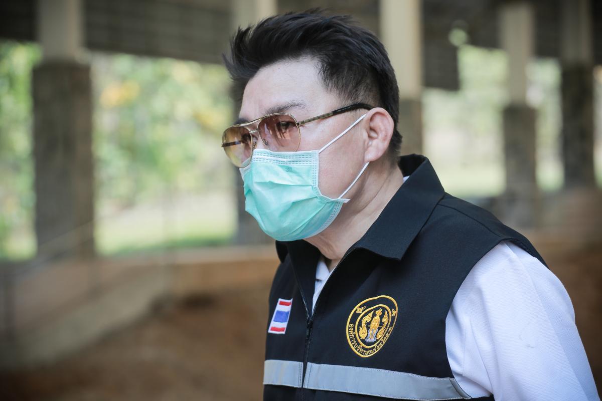 ได้มอบหมายให้ สำนักช่าง องค์การบริหารส่วนจังหวัดตาก นำเจ้าหน้าที่ ลงพื้นที่ร่วมดำเนินการ จัดเรียงหินกรวด ในบริเวณ ไม้กลายเป็นหิน ต้นที่ 1