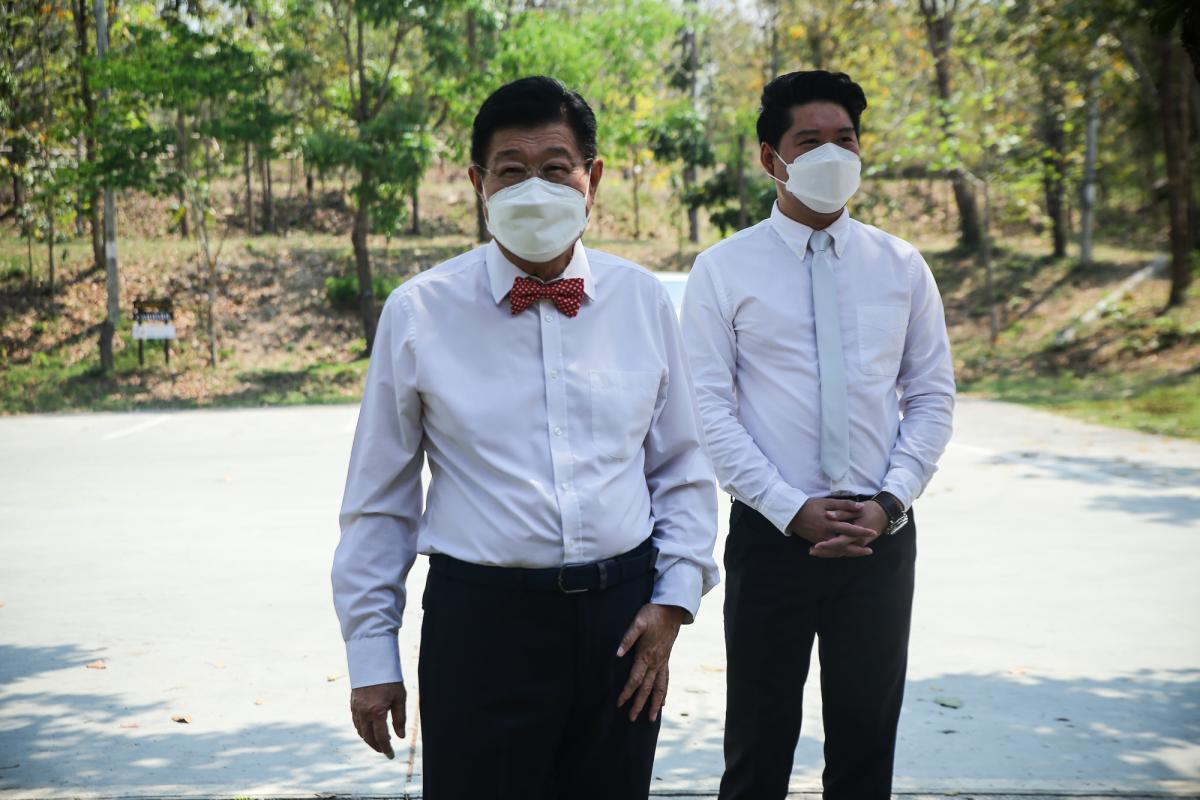 ได้มอบหมายให้ สำนักช่าง องค์การบริหารส่วนจังหวัดตาก นำเจ้าหน้าที่ ลงพื้นที่ร่วมดำเนินการ จัดเรียงหินกรวด ในบริเวณ ไม้กลายเป็นหิน ต้นที่ 1