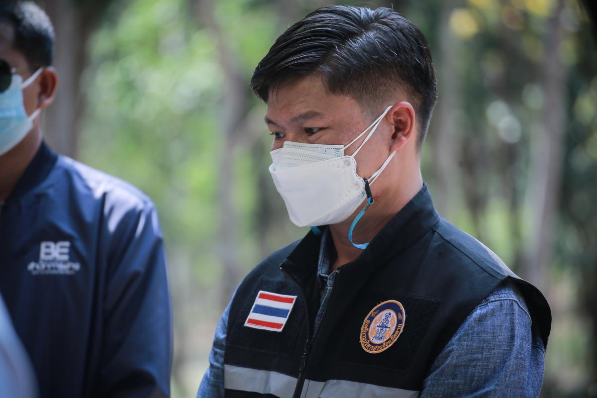 ได้มอบหมายให้ สำนักช่าง องค์การบริหารส่วนจังหวัดตาก นำเจ้าหน้าที่ ลงพื้นที่ร่วมดำเนินการ จัดเรียงหินกรวด ในบริเวณ ไม้กลายเป็นหิน ต้นที่ 1